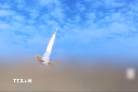 Tên lửa phóng bởi lực lượng Houthi ở Yemen. (Ảnh: THX/TTXVN)