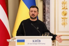 Tổng thống Ukraine Volodymyr Zelensky phát biểu trong cuộc họp báo ở Kiev. (Ảnh: Kyodo/TTXVN)