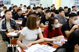 Người lao động học tiếng Hàn tại Trung tâm Dịch vụ việc làm (Sở Lao động – Thương binh và Xã hội tỉnh Thái Bình) trước khi đi xuất khẩu. (Ảnh: Thế Duyệt/TTXVN)