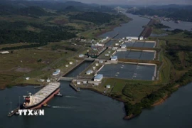Tàu thuyền đi qua Kênh đào Panama ở Miraflores, Panama City, Panama. (Ảnh: Getty Images/TTXVN)