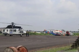 Trực thăng tham gia chữa cháy. (Ảnh: ANTARA)