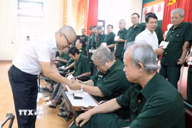 Tri ân, tặng quà các thương binh, bệnh binh đang điều dưỡng tại Trung tâm điều dưỡng thương binh, bệnh binh tỉnh Phú Thọ. (Ảnh: Tạ Toàn/TTXVN)