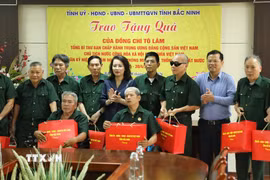Đồng chí Nguyễn Thị Hương, Phó Bí thư Thường trực Tỉnh ủy, Trưởng Đoàn đại biểu Quốc hội tỉnh Bắc Ninh, trao quà cho các thương binh, bệnh binh đang được chăm sóc tại Trung tâm Điều dưỡng Người có công tỉnh Bắc Ninh. (Ảnh: Danh Lam/TTXVN)