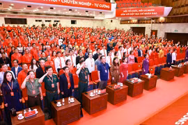 Đại biểu dự đại hội thực hiện nghi thức Chào cờ, hát Quốc ca. (Ảnh: Thanh Tùng/TTXVN)
