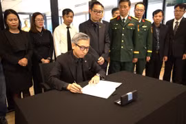 Đại sứ Việt Nam tại Nhà nước Israel Lý Đức Trung ghi sổ tang tưởng nhớ nguyên Chủ tịch nước Trần Đức Lương. (Ảnh: Phạm Hà/TTXVN)\