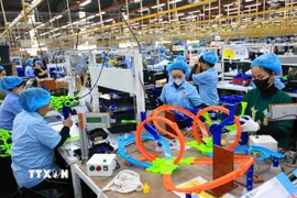 Sản xuất sản phẩm đồ chơi trẻ em xuất khẩu sang thị trường Mỹ, Pháp, Chi Lê của Công ty TNHH Chế xuất Billion Max Việt Nam, 100% vốn Hong Kong (Trung Quốc). (Ảnh: Phạm Hậu/TTXVN)