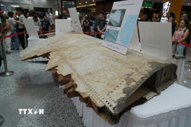 Một phần của cánh máy bay MH370. (Ảnh: Hằng Linh/TTXVN)