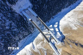 Đường cao tốc Urumqi-Yuli ở Khu tự trị Tân Cương Duy Ngô Nhĩ, Trung Quốc, ngày 23/12/2025. (Ảnh: THX/TTXVN)