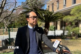 Tiến sỹ Nguyễn Hồng Sơn, Chủ tịch Liên hiệp Hội người Việt Nam tại Nhật Bản trả lời phỏng vấn của TTXVN. (Ảnh: Phạm Tuân/TTXVN)