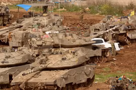 Binh sỹ và xe quân sự Israel được triển khai tại khu vực phía Bắc, giáp giới với Liban, ngày 18/3/2026. (Ảnh: THX/TTXVN)