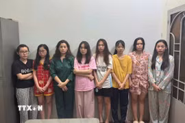 Tạm giữ các đối tượng để điều tra, làm rõ hành vi "Đánh bạc" và "Tổ chức đánh bạc", hoạt động núp bóng câu lạc bộ Poker. (Ảnh: TTXVN phát)