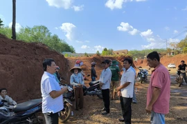 Đại diện Sở Xây dựng, Ban Quản lý dự án đầu tư xây dựng tỉnh Đồng Nai và UBND xã Tân Lợi kiểm tra hiện trường, xác minh, làm rõ nội dung báo chí phản ánh nhằm đưa ra phương án giải quyết. (Ảnh: Nhật Bình/TTXVN)