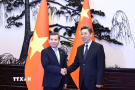 Chánh án Tòa án nhân dân tối cao Việt Nam Lê Minh Trí chào xã giao Bí thư Ủy ban chính pháp Trung ương Đảng Cộng sản Trung Quốc Trần Văn Thanh. (Ảnh: Quang Hưng/TTXVN)
