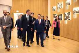 Thủ tướng Phạm Minh Chính và Phu nhân nghe giới thiệu về nhà soạn nhạc cổ điển người Estonia Arvo Pärt. (Ảnh: Dương Giang/TTXVN)