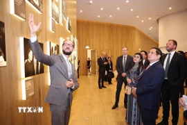 Thủ tướng Phạm Minh Chính và Phu nhân nghe giới thiệu về nhà soạn nhạc cổ điển người Estonia Arvo Pärt. (Ảnh: Dương Giang/TTXVN)