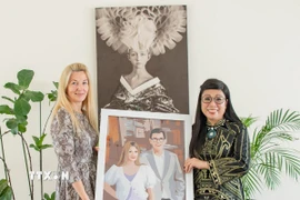 Phu nhân Lê Thị Bích Trân dành tặng món quà vô cùng ý nghĩa cho Phu nhân Evelin Oras. Đó là bức tranh ghép hình Thủ tướng Estonia Kristen Michal và Phu nhân Evelin Oras từ gần 2.000 mảnh vải. (Ảnh: TTXVN)