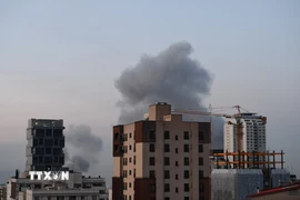 Xung đột giữa Mỹ-Israel với Iran chưa có dấu hiệu hạ nhiệt trong khi đối thoại bị gián đoạn, nguy cơ xung đột tiếp tục lan rộng trong khu vực. Israel và Mỹ tiếp tục tấn công nhiều mục tiêu quân sự, dân sự tại Iran. Đáp lại, Iran vẫn duy trì lập trường cứng rắn, tuyên bố bác đề xuất ngừng bắn 48 giờ của Mỹ, bắn hạ tiêm kích Mỹ, tấn công nhiều cơ sở của Israel và Mỹ trong khu vực. Xung đột cũng leo thang khi Israel mở rộng không kích tại Liban. Ảnh: Khói bốc lên sau vụ loạt vụ nổ ở Tehran, Iran ngày 1/4. (Ảnh: THX/TTXVN)