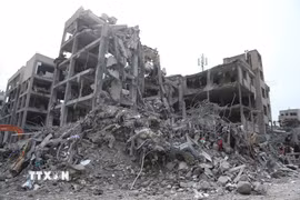 Tòa nhà bị phá hủy sau vụ không kích xuống Tehran, Iran. (Ảnh: THX/TTXVN)