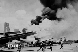 Quân giải phóng đánh chiếm sây bay Tân Sơn Nhất, ngày 30/4/1975. (Ảnh: Quang Thành/TTXVN)