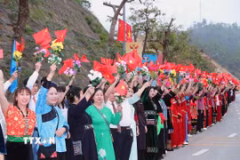 Nhân dân các dân tộc tỉnh Lạng Sơn đón Thượng tướng Đổng Quân, Bộ trưởng Quốc phòng Trung Quốc tại Cửa khẩu Quốc tế Hữu Nghị sang Việt Nam dự chương trình giao lưu. (Ảnh: Trọng Đức/TTXVN)
