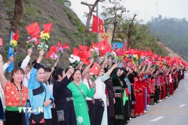 Nhân dân các dân tộc tỉnh Lạng Sơn đón Thượng tướng Đổng Quân, Bộ trưởng Quốc phòng Trung Quốc tại Cửa khẩu Quốc tế Hữu Nghị sang Việt Nam dự chương trình giao lưu. (Ảnh: Trọng Đức/TTXVN)