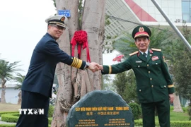 Đại tướng, Bộ trưởng Quốc phòng Phan Văn Giang và Thượng tướng Đổng Quân, Bộ trưởng Quốc phòng Trung Quốc trồng cây hữu nghị tại Cửa khẩu Quốc tế Hữu Nghị trong chương trình Giao lưu hữu nghị quốc phòng biên giới Việt Nam-Trung Quốc lần thứ 9. (Ảnh: Trọng Đức/TTXVN)