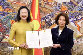 Đại sứ Nguyễn Thị Minh Nguyệt trình Thư ủy nhiệm lên Tổng thống Bắc Macedonia Gordana Siljanovska-Davkova. (Ảnh: TTXVN phát)