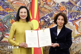 Đại sứ Nguyễn Thị Minh Nguyệt trình Thư ủy nhiệm lên Tổng thống Bắc Macedonia Gordana Siljanovska-Davkova. (Ảnh: TTXVN phát)