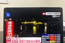 Thông tin về trận động đất có độ lớn 7,6 ở ngoài khơi tỉnh Aomori (Nhật Bản) được phát trên truyền hình tại thủ đô Tokyo, ngày 9/12/2025. (Ảnh: THX/TTXVN)