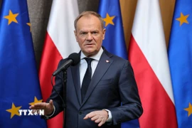 Thủ tướng Ba Lan Donald Tusk phát biểu tại cuộc họp báo ở Warsaw. (Ảnh: PAP/TTXVN)