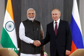 Tổng thống Nga Vladimir Putin (phải) và Thủ tướng Ấn Độ Narendra Modi tại cuộc gặp bên lề Hội nghị thượng đỉnh Tổ chức Hợp tác Thượng Hải (SCO) ở Samarkand, Uzbekistan, ngày 16/9/2022. (Ảnh: AFP/TTXVN)