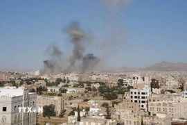 Khói bốc lên sau cuộc không kích nhằm vào các vị trí của lực lượng Houthi ở Sanaa, Yemen. (Ảnh: THX/TTXVN)