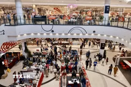 Người dân đến vui chơi, mua sắm tại Aeon Long Biên. (Ảnh: Trần Việt/TTXVN)