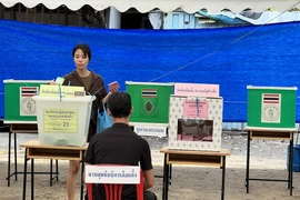 Cử tri đi bỏ phiếu tại một điểm bỏ phiếu ở quận Huai Khwang, Bangkok. (Ảnh: Đỗ Sinh/TTXVN)