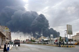 Khói bốc lên sau cuộc không kích của Israel tại Sanaa, Yemen. (Ảnh: THX/TTXVN)