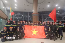 Đoàn công tác cứu hộ, cứu nạn Bộ Công an tại sân bay quốc tế Yangon, Myanmar. (Ảnh: TTXVN phát)
