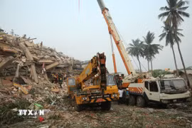 Công tác cứu hộ được tiến hành tại hiện trường động đất ở Mandalay, Myanmar ngày 30/3/2025. (Ảnh: THX/TTXVN)