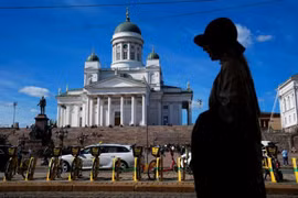 Một người phụ nữ đi ngang qua Nhà thờ Lớn Helsinki tại Helsinki, Phần Lan.