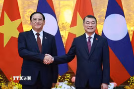 Thủ tướng Lê Minh Hưng và Thủ tướng Lào Sonexay Siphandone chụp ảnh chung trước hội đàm. (Ảnh: Dương Giang/TTXVN)