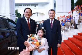 Thiếu nhi Thủ đô tặng hoa chào mừng Thủ tướng Lào Sonexay Siphandone thăm chính thức Việt Nam và tham dự Diễn đàn Tương lai ASEAN lần thứ ba. (Ảnh: Dương Giang/TTXVN)