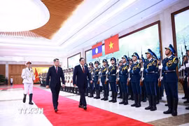 Thủ tướng Lê Minh Hưng và Thủ tướng Lào Sonexay Siphandone duyệt Đội danh dự Quân đội nhân dân Việt Nam. (Ảnh: Dương Giang/TTXVN)