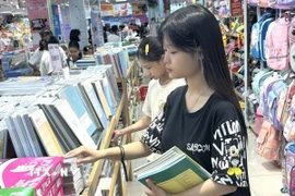 Vở của các nhà sản xuất trong nước luôn được học sinh lựa chọn bởi chất lượng đảm bảo. (Ảnh: Quốc Lũy/TTXVN)