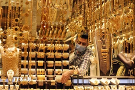 Trang sức vàng được bày bán tại cửa hàng ở Baghdad, Iraq. (Ảnh: THX/TTXVN)