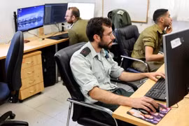 Các kỹ thuật viên thuộc đơn vị dữ liệu và ứng dụng tác chiến Matzpen của quân đội Israel đang làm việc tại một căn cứ quân đội Israel ở Ramat Gan, Israel. (Ảnh: Reuters)