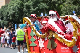 Người dân trong trang phục ông già Noel tham gia diễu hành đón Giáng sinh tại Auckland, New Zealand. (Ảnh: THX/TTXVN)