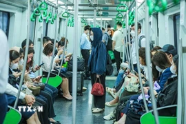Trong tuần sau khi giá xăng tăng, lượng hành khách tăng rõ rệt, đặc biệt ở các điểm trung chuyển và khu vực đông dân cư, như tuyến Cát Linh – Hà Đông ghi nhận 276.686 lượt khách trong tuần sau khi giá xăng tăng, cao hơn mức 272.109 lượt của tuần trước, đạt 101,68%. (Ảnh: Hoàng Hiếu/TTXVN)