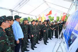 Binh đoàn 12 báo cáo với Thượng tướng Nguyễn Quang Ngọc về các dự án và tiến độ thực hiện các dự án. (Ảnh: Văn Đông/TTXVN phát)