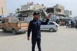 Một cảnh sát điều tiết giao thông ở Gaza. (Ảnh: Reuters)