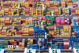 Container hàng hóa tại cảng Thiên Tân, Trung Quốc. (Ảnh: THX/TTXVN)