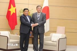 Phó Thủ tướng Nguyễn Chí Dũng gặp Thủ tướng Nhật Bản Ishiba Shigeru. (Ảnh: Phạm Tuân/TTXVN)